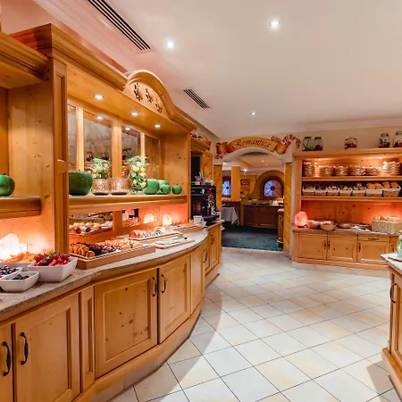 Отель Dreisonnen Серфаус